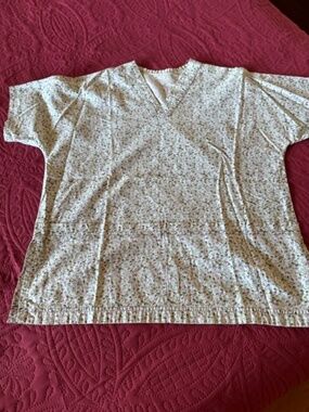 Floral scrub top /Large, utility pockets in front/ very pretty great condit